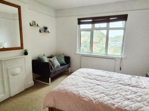 Spacious Flat Near Train Station - By ShireStays